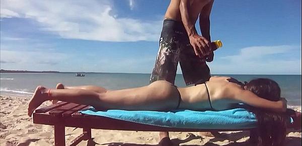  esposa com microbiquini na praia e ganhando brozeador